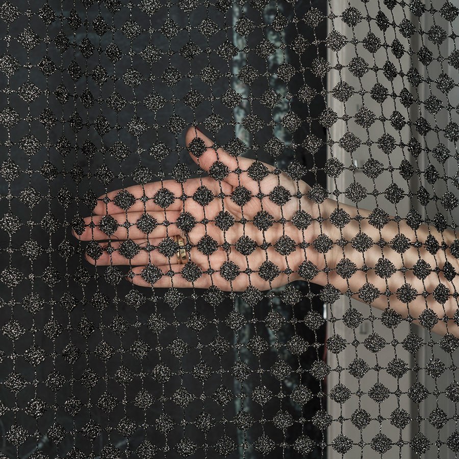 Tkanina gipiurowa na firanę i obrus 061757 wysokość 160 cm kolor czarny