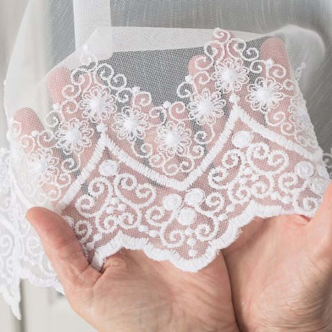 Firanka haftowana ze wzorem na samym dole, wysokość 120cm, kolor 001 biały 123397/768/001/000120/1 Firanka haftowana ze wzorem na samym dole, wysokość 120cm, kolor 001 biały 123397/768/001/000120/1