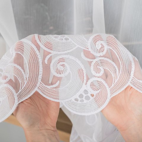 Firanka haftowana ze wzorem na samym dole, wysokość 180cm, kolor 001 biały 926122/000/001/000180/1