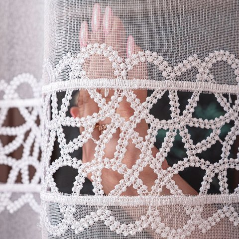 Firanka z aplikacją ze wzorem pasowym na markizecie, wysokość 175cm, kolor 001 biały 112997/433/001/000175/1 Firanka z aplikacją ze wzorem pasowym na markizecie, wysokość 175cm, kolor 001 biały 112997/433/001/000175/1