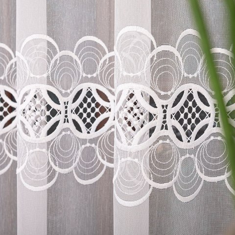 Firanka z aplikacją ze wzorem pasowym na markizecie, wysokość 175cm, kolor 001 biały 112955/433/001/000175/1 Firanka z aplikacją ze wzorem pasowym na markizecie, wysokość 175cm, kolor 001 biały 112955/433/001/000175/1