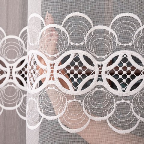 Firanka z aplikacją ze wzorem pasowym na markizecie, wysokość 175cm, kolor 001 biały 112955/433/001/000175/1 Firanka z aplikacją ze wzorem pasowym na markizecie, wysokość 175cm, kolor 001 biały 112955/433/001/000175/1