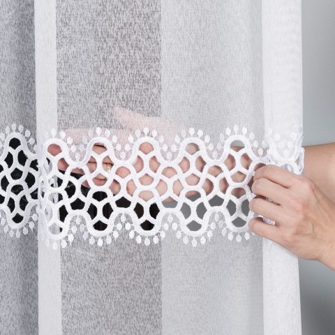 Firanka z aplikacją na markizecie ze wzorem pasowym, wysokość 250cm, kolor 001 biały 008897/433/P01/000250/1 Firanka z aplikacją na markizecie ze wzorem pasowym, wysokość 250cm, kolor 001 biały 008897/433/P01/000250/1