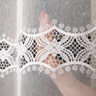 Firanka z aplikacją ze wzorem pasowym na markizecie z połyskiem, wysokość 175cm, kolor 001 biały 112860/433/001/000175/1