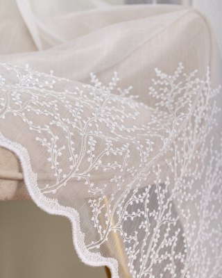 Firanka haftowana ze wzorem na samym dole, wysokość 170cm, kolor 001 biały FH0048/768/001/000170/1