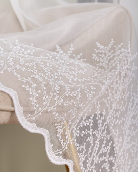 Firanka haftowana ze wzorem na samym dole, wysokość 300cm, kolor 001 biały FH0048/768/001/000300/1