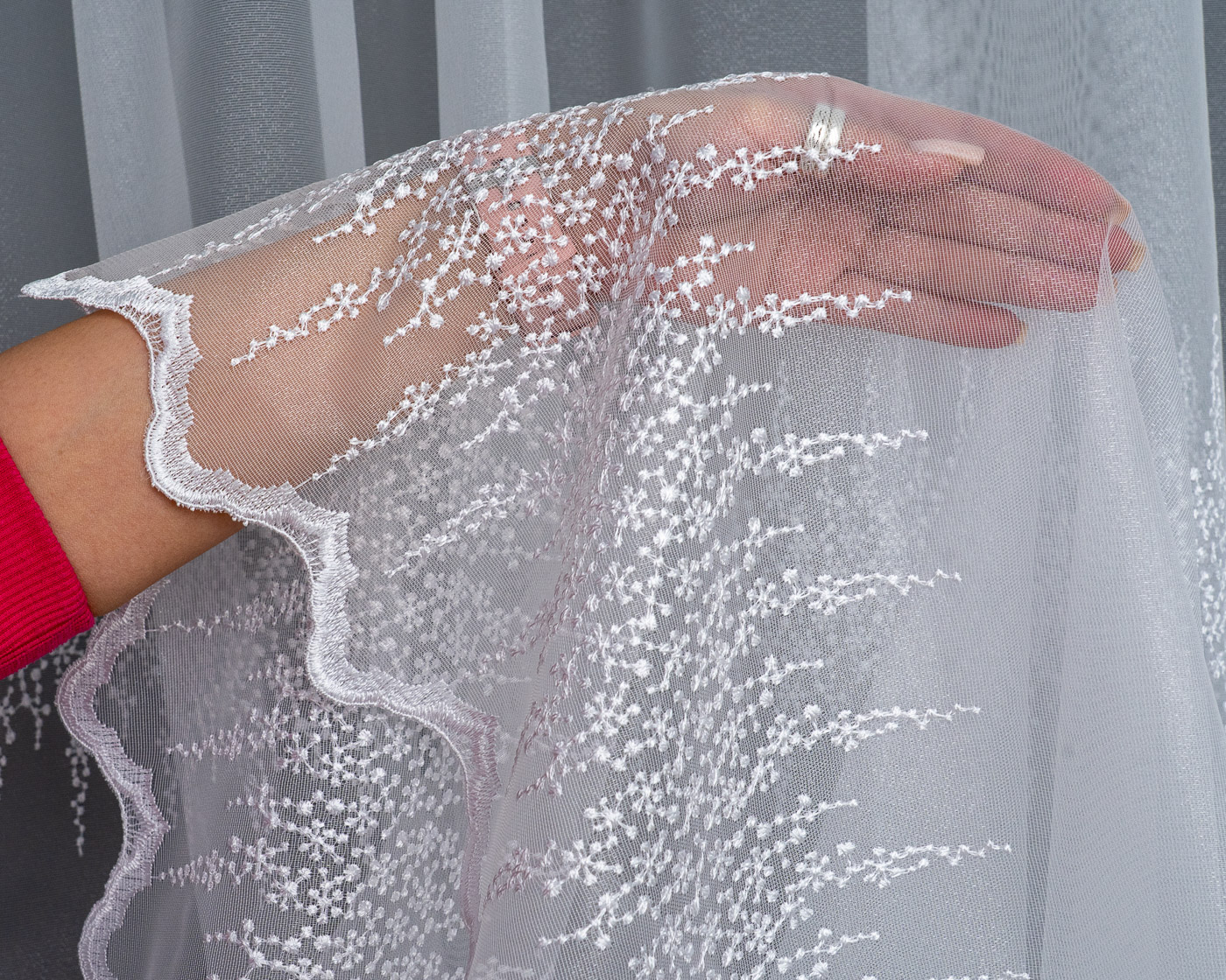 Firany do salonu: jak wybrać idealne rozwiązanie do Twojego wnętrza