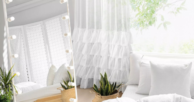 Białe czy kremowe? Jak wybrać kolor gotowej firany żakardowej